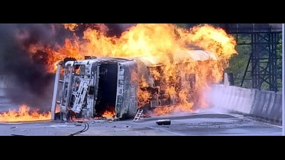 Four people were killed and three injured when a chemical-laden tanker caught fire following an accident and exploded on Pune-Mumbai Expressway near Khandala exit on Tuesday (HT PHOTO) Four people were killed and three injured when a chemical-laden tanker caught fire following an accident and exploded on Pune-Mumbai Expressway near Khandala exit on Tuesday (HT PHOTO)