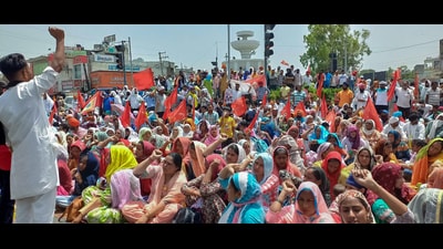 Members of the Punjab Cordination Committee of Powercom and Transco Contractual Workers block Fountain Chowk during a protest against the state government in support of their demands, in Patiala on Tuesday. (ANI) Members of the Punjab Cordination Committee of Powercom and Transco Contractual Workers block Fountain Chowk during a protest against the state government in support of their demands, in Patiala on Tuesday. (ANI)