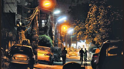 PWD officials said that the manual monitoring of the current streetlights made it difficult to address complaints promptly. (HT Archive) PWD officials said that the manual monitoring of the current streetlights made it difficult to address complaints promptly. (HT Archive)