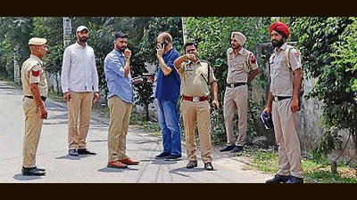 Police probing the crime spot on the day of the robbery. (HT Photo) Police probing the crime spot on the day of the robbery. (HT Photo)