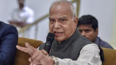 Punjab governor Banwarilal Purohit also referred to the relevant portion of orders of the Supreme Court in February which had stated that the governor has a right to seek information from the chief minister (PTI) Punjab governor Banwarilal Purohit also referred to the relevant portion of orders of the Supreme Court in February which had stated that the governor has a right to seek information from the chief minister (PTI)