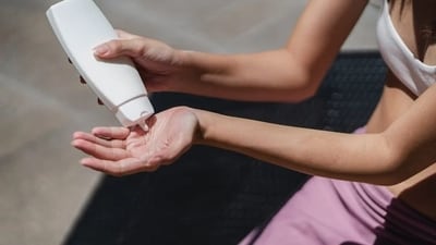 Under this new initiative, sun cream dispensers will be installed throughout the Netherlands during the summer season. (Pexels)