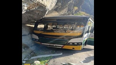 There were 24 passengers in the bus, of whom 19 sustained minor injuries and were taken to the Public Health Centre at Bhabanagar (HT Photo)