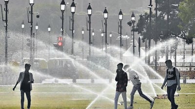 Visitors playing with the fountain water to beat the heat on a hot summer day at Kartavya path lawns on Tuesday. (Vipin Kumar/HT Photo)