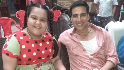 Aarna Bhadoriya poses with Akshay Kumar on sets of Rakshabandhan.