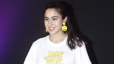 Sara Ali Khan wore a white T-shirt with blue denims and sneakers at the Zara Hatke Zara Bachke bash and posed for solo photos. This is her first film with Vicky Kaushal. Sara Ali Khan wore a white T-shirt with blue denims and sneakers at the Zara Hatke Zara Bachke bash and posed for solo photos. This is her first film with Vicky Kaushal. 