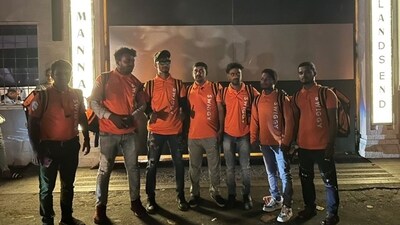 Swiggy delivery executives outside Shah Rukh Khan's residence Mannat. (Twitter/@Swiggy) Swiggy delivery executives outside Shah Rukh Khan's residence Mannat. (Twitter/@Swiggy)