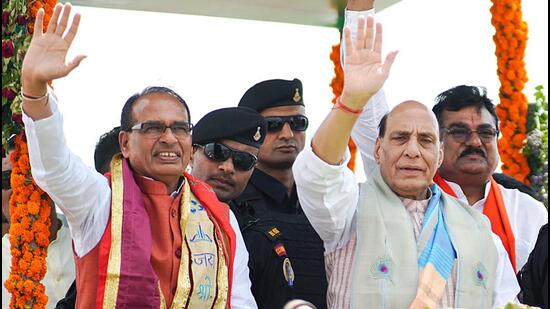Defence minister Rajnath Singh and Madhya Pradesh chief minister Shivraj Singh Chouhan at the Kisan Kalyan Mahakumbh, organised to waive off ₹1,500 crore interest on farm loans, in Rajgarh on Tuesday. (ANI)