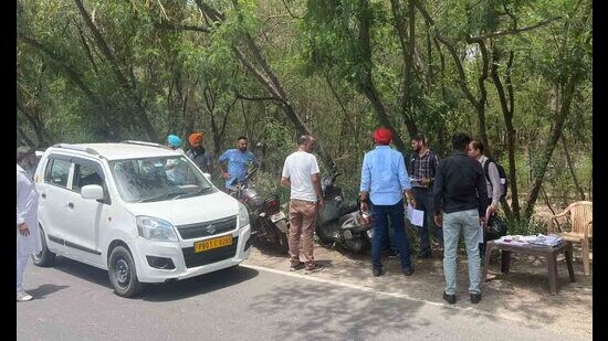 Motor vehicle inspector conducting checks for fitness passing of vehicles on service lane of NH 44. (HT Photo)
