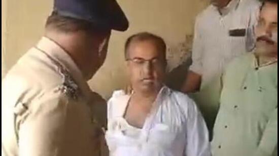Mumbai, India - March 24, 2023: 54-year-old Chetan Ratanshi Gala (in white shirt) who was arrested on Friday for stabbing five people with a kitchen knife at Parvati Mansion, Grant Road, three of whom succumbed to the injuries and two are being treated in the hospital, remanded to police custody till March 29, in Mumbai, India, on Friday, March 24, 2023. (Video Grab : HT Photo) (Hindustan Times)
