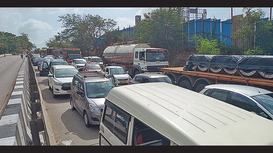 The explosion of the chemical-laden tanker on the Pune-Mumbai Expressway on Tuesday paralysed traffic on the busy Pune-Mumbai Expressway for more than three hours (HT PHOTO)