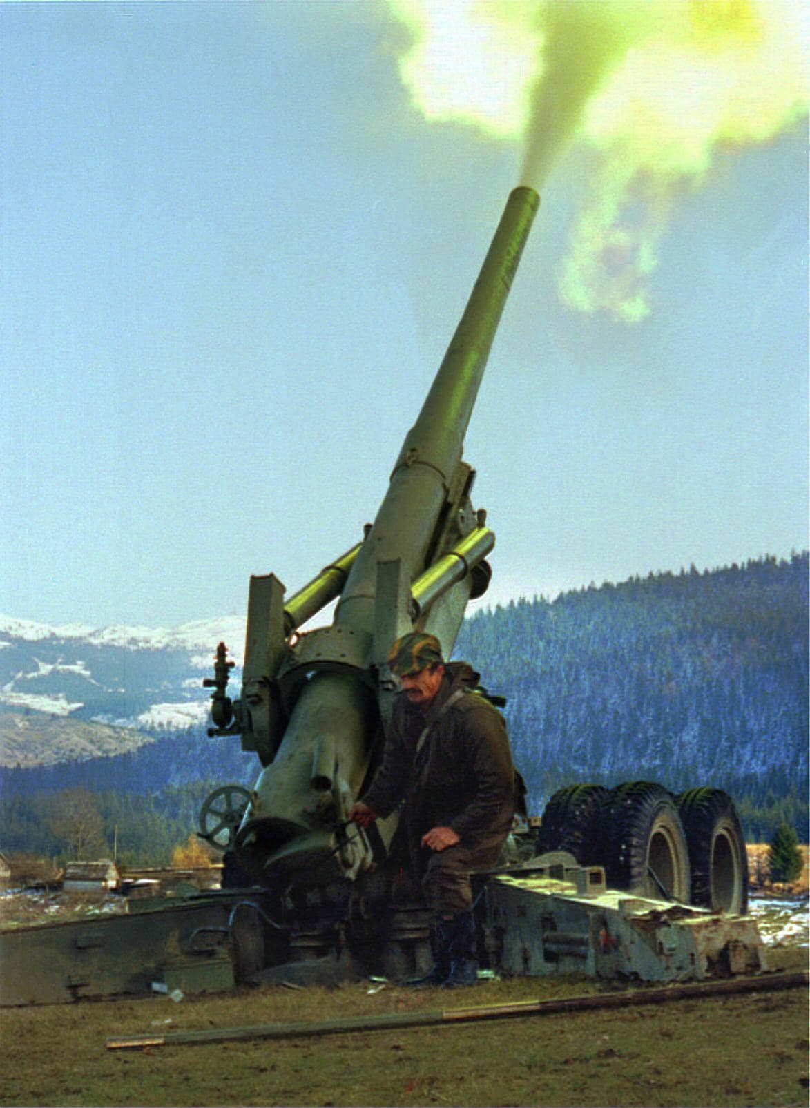 Bosnian Serb soldiers fire a heavy 155mm cannon during fighting with Muslim-Croat forces near the central Bosnian town of Travnik on 23 November, 1992. (Ranko Cukovic / Reuters)