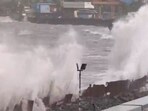 Several feet-long tides can be seen raging at Marine Drive in Mumbai and splashing across the streets. (ANi/Twitter)