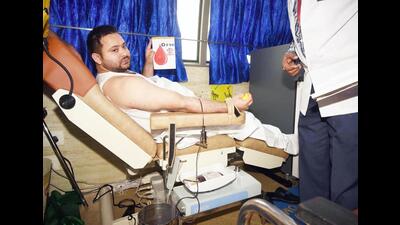 Bihar deputy chief minister Tejashwi Prasad Yadav donates blood during World Blood Donor Day function in Patna on Wednesday. (Santosh Kumar/HT Photo) Bihar deputy chief minister Tejashwi Prasad Yadav donates blood during World Blood Donor Day function in Patna on Wednesday. (Santosh Kumar/HT Photo)
