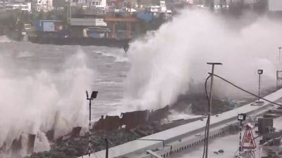 Several feet-long tides can be seen raging at Marine Drive in Mumbai and splashing across the streets. (ANi/Twitter)