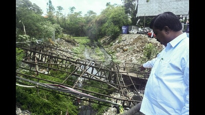 Pramod Devikar shows a nullah in bad condition at Ramwadi in Pune on Wednesday. (SHANKAR NARAYAN/ HT) Pramod Devikar shows a nullah in bad condition at Ramwadi in Pune on Wednesday. (SHANKAR NARAYAN/ HT)