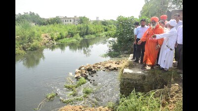 Rajya Sabha member and environmentalist Sant Balbir Singh Seechewal conducted surprise checking of six sewerage treatment plants and Kala Sanghian drain. (HT Photo)