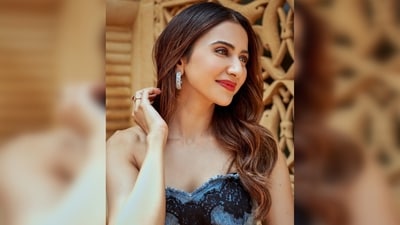 Rakul Preet opted for bold red lips and subtle smokey eyes with chiselled jawlines and blushed cheeks. (Instagram/@rakulpreet) Rakul Preet opted for bold red lips and subtle smokey eyes with chiselled jawlines and blushed cheeks. (Instagram/@rakulpreet)
