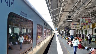 Cyclone Biparjoy: Several trains passing through the coastal areas of Gujarat have been cancelled or short-terminated. Cyclone Biparjoy: Several trains passing through the coastal areas of Gujarat have been cancelled or short-terminated.