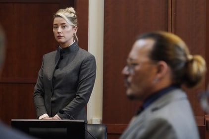 Amber Heard and Johnny Depp look on as the jury leaves the courtroom for a lunch break at the Fairfax County Circuit Courthouse in Fairfax, May 16, 2022. (File Photo: AP) Amber Heard and Johnny Depp look on as the jury leaves the courtroom for a lunch break at the Fairfax County Circuit Courthouse in Fairfax, May 16, 2022. (File Photo: AP)