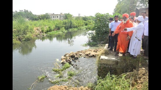 Rajya Sabha member and environmentalist Sant Balbir Singh Seechewal conducted surprise checking of six sewerage treatment plants and Kala Sanghian drain. (HT Photo)