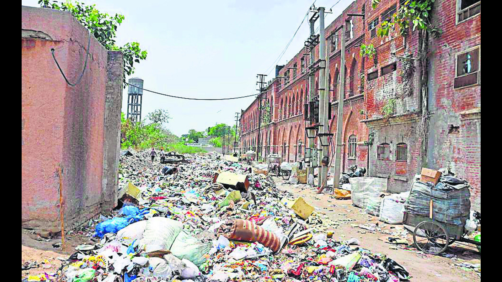 Jail Road Dump Overflowing Garbage Irks Locals Raises Concern Of 