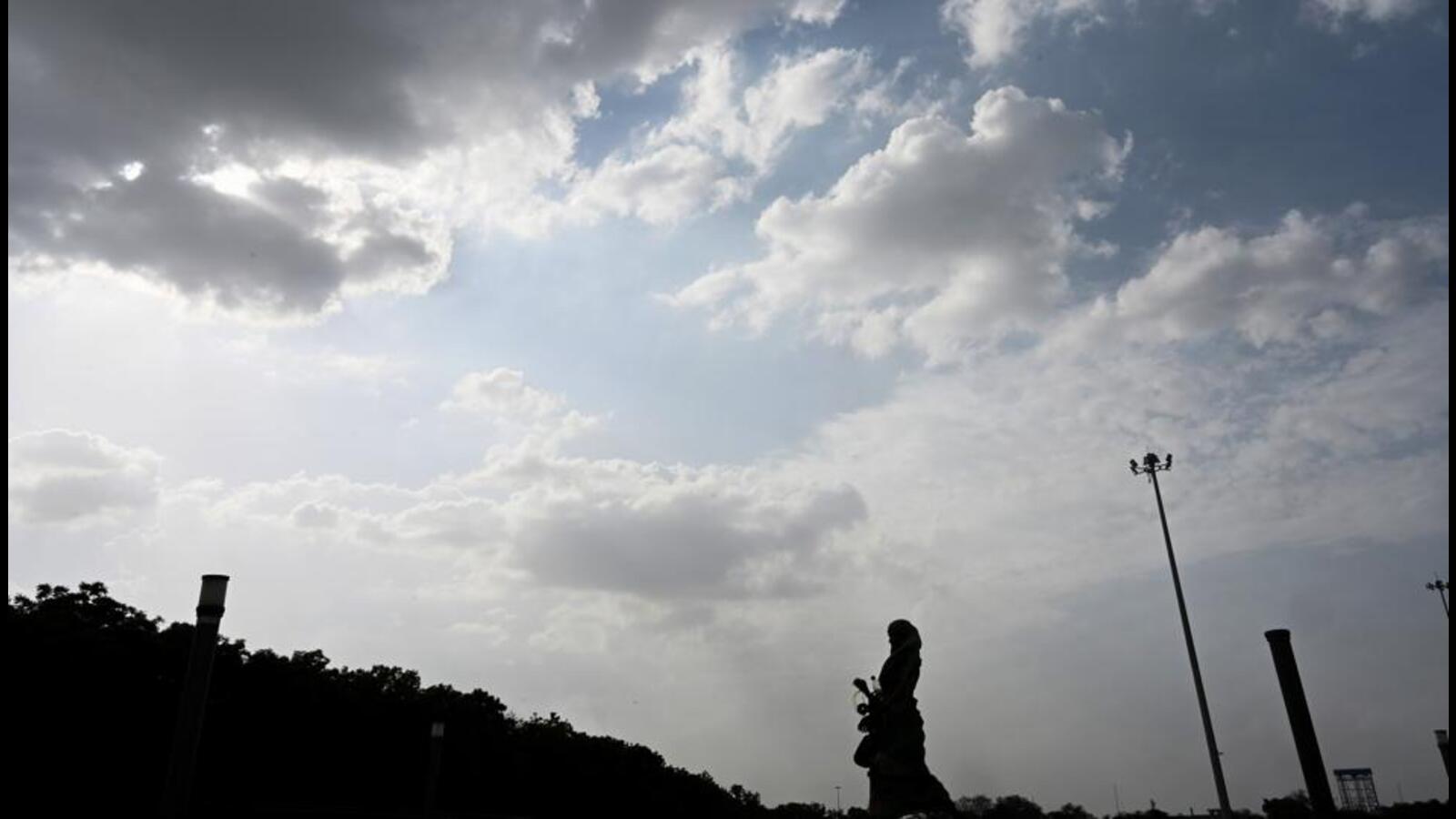 Showers cool Delhi, Met dept predicts more in store ahead; max temp at 37.7°C | Latest News Delhi - Vimarsana News