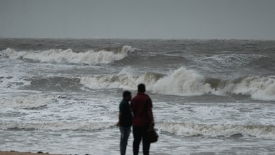 People watch as waves hit Mandvi Beach before the arrival of cyclone Biparjoy in the western state of Gujarat, India, June 15, 2023. (Reuters)
