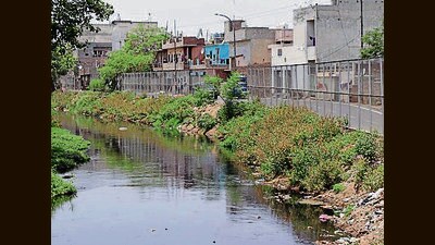 Civic body officials said that to avoid any altercation with the residents, police personnel who assist the civic body will also be roped in. (Manish/HT ) Civic body officials said that to avoid any altercation with the residents, police personnel who assist the civic body will also be roped in. (Manish/HT )