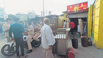 Dubey called Tiwari to the tea stall, however, he did not expect Jha to show up as well, the police officer said, adding, “As the two entered the stall, Dubey sent Jha to buy snacks. When Jha left, Tiwari went to the bathroom to freshen up when Dubey removed a knife and stabbed him on the back of his neck.” (HT PHOTO) Dubey called Tiwari to the tea stall, however, he did not expect Jha to show up as well, the police officer said, adding, “As the two entered the stall, Dubey sent Jha to buy snacks. When Jha left, Tiwari went to the bathroom to freshen up when Dubey removed a knife and stabbed him on the back of his neck.” (HT PHOTO)