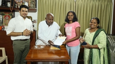 BJP leader and Bengaluru South MP Tejasvi Surya met former PM and JD(S) chief HD Devegowda. BJP leader and Bengaluru South MP Tejasvi Surya met former PM and JD(S) chief HD Devegowda.