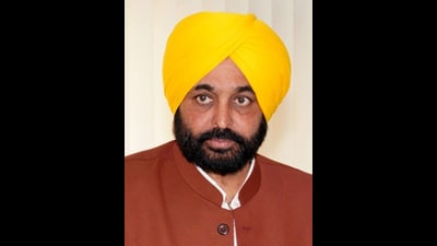 Mann also posted from his Twitter handle a purported video clip in which Sukhbir Badal could be heard calling him “pagal jiha” (like a mad person). (HT File Photo) Mann also posted from his Twitter handle a purported video clip in which Sukhbir Badal could be heard calling him “pagal jiha” (like a mad person). (HT File Photo)