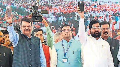 Palghar, June 15 (ANI): Maharashtra Chief Minister Eknath Shinde and state Deputy Chief Minister Devendra Fadnavis wave to the people during an event, in Palghar on Thursday. (ANI Photo) (ANI Pic Service) Palghar, June 15 (ANI): Maharashtra Chief Minister Eknath Shinde and state Deputy Chief Minister Devendra Fadnavis wave to the people during an event, in Palghar on Thursday. (ANI Photo) (ANI Pic Service)