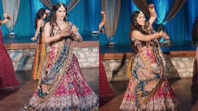 Bride and her girl gang dancing to Saami Saami from the film Pushpa: The Rise. (Instagram/@neelam.od) Bride and her girl gang dancing to Saami Saami from the film Pushpa: The Rise. (Instagram/@neelam.od)
