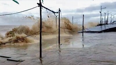 Massive waves lash Valsad seafront as cyclone 'Biparjoy' is expected to hit Gujarat coast, on Thursday. (ANI Photo) (ANI  )