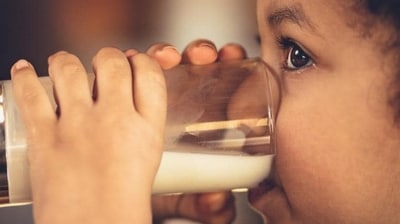 As per National Library of Medicine, a glass of milk contains 5 g saturated fats which is 20% of one's daily requirement. As per National Library of Medicine, a glass of milk contains 5 g saturated fats which is 20% of one's daily requirement.