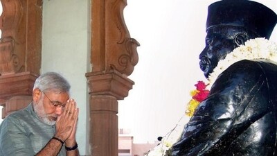 Narendra Modi paying homage to RSS founder KB Hedgewar at the Hedgewar Smruti Mandir in Nagpur in February 2009. (PTI)