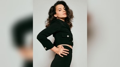 With the assistance of hair stylist Haseena Shaikh, Kangana embraced her luxurious curls and opted to keep her hair open with a middle partition, perfectly framing her face. (Instagram/@kanganaranaut) With the assistance of hair stylist Haseena Shaikh, Kangana embraced her luxurious curls and opted to keep her hair open with a middle partition, perfectly framing her face. (Instagram/@kanganaranaut)