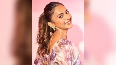 Rakul, with the assistance of hairstylist Aliya Shaik, adorned a chic high ponytail hairstyle, elegantly styled with soft curls. (Instagram/@rakulpreet) Rakul, with the assistance of hairstylist Aliya Shaik, adorned a chic high ponytail hairstyle, elegantly styled with soft curls. (Instagram/@rakulpreet)
