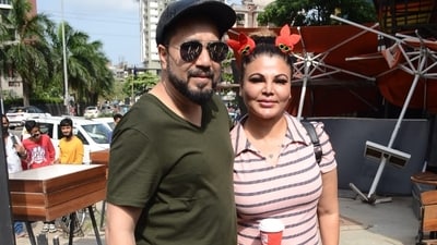 HC quashes case against Mika Singh for allegedly forcibly kissing Rakhi Sawant. HC quashes case against Mika Singh for allegedly forcibly kissing Rakhi Sawant.