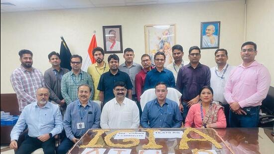 Customs commissioner Zubair Raiz Kamili (centre ) with his team shows the seized gold (HT)
