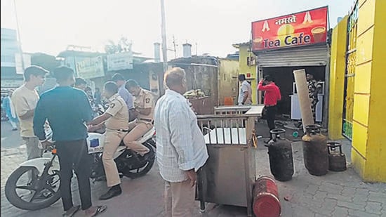 Dubey called Tiwari to the tea stall, however, he did not expect Jha to show up as well, the police officer said, adding, “As the two entered the stall, Dubey sent Jha to buy snacks. When Jha left, Tiwari went to the bathroom to freshen up when Dubey removed a knife and stabbed him on the back of his neck.” (HT PHOTO)