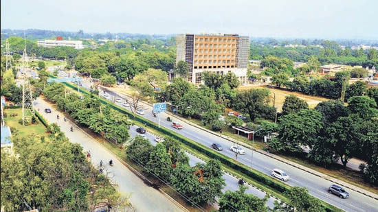 Nearly 1.5 lakh vehicles cross the rotaries of Dakshin Marg and Purv Marg near Tribune Chowk on a daily basis, causing a major bottleneck on the stretch. (HT File)