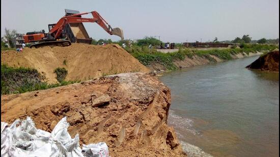 Repair work underway after the Carrier Link Channel (CLC), which supplies drinking water to Delhi, in Sonepat in Haryana. (PTI)