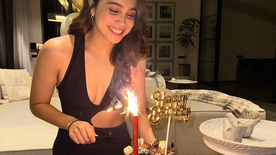 Sharvari Wagh cut two cakes on her birthday, one of them was a bento cake with a face on it. The actor was all smiles during the cake cutting session.&nbsp;
