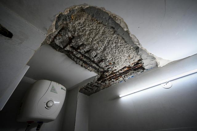 A portion of the ceiling plaster that came off at the first floor flat of the Pandey’s at Signature view Apartments. (Sanchit Khanna/HT Photo) A portion of the ceiling plaster that came off at the first floor flat of the Pandey’s at Signature view Apartments. (Sanchit Khanna/HT Photo)