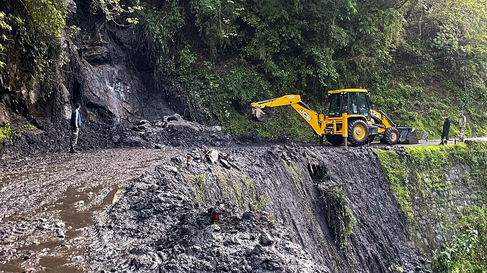 Heavy rains trigger flash flood in North Sikkim, submerge NH 10 at Pegong - Vimarsana News