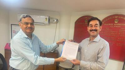 P Raghavendra Rao, chairman of the expert committee (left) with Narender Yadav, president of Home Developers’ Association, Gurugram. (HT Photo) P Raghavendra Rao, chairman of the expert committee (left) with Narender Yadav, president of Home Developers’ Association, Gurugram. (HT Photo)