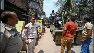 Transport officials confiscate old vehicles during a drive at Patel Nagar in New Delhi on May 30. (Sanchit Khanna/HT Photo) Transport officials confiscate old vehicles during a drive at Patel Nagar in New Delhi on May 30. (Sanchit Khanna/HT Photo)