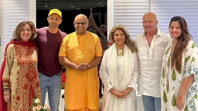 Gaur Gopal Das with Sunaina Roshan, Hrithik Roshan, Pinkie Roshan, Rakesh Roshan and Suranika Soni. Gaur Gopal Das with Sunaina Roshan, Hrithik Roshan, Pinkie Roshan, Rakesh Roshan and Suranika Soni.